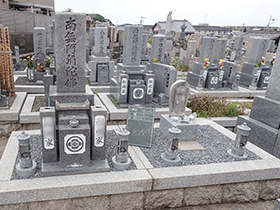 奈良でお墓の地震対策・リフォームは池渕石材工業　お墓のリフォームローソク立て追加工事施工後