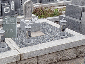 奈良でお墓の地震対策・リフォームは池渕石材工業　お墓のリフォームローソク立て追加工事施工後