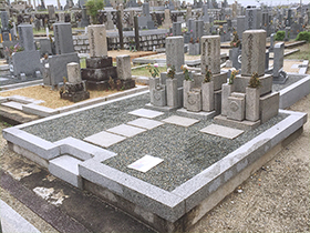 奈良でお墓の地震対策・リフォームは池渕石材工業　お墓をまとめるリフォーム施工前