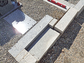 奈良でお墓の地震対策・リフォームは池渕石材工業　お墓の巻石補修施工前