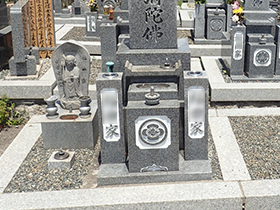 奈良でお墓の地震対策・リフォームは池渕石材工業　お墓のリフォームローソク立て追加工事施工前