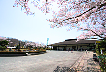 高安山霊園の管理棟の写真